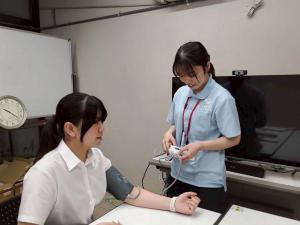 先輩職員牧之瀬さんへのインタビューの様子