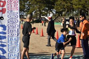小学生の部襷リレーの写真