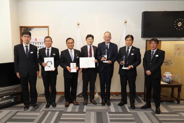 株式会社ムトウへの感謝状贈呈式の写真