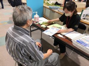 チラシ配布の様子